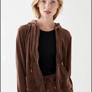 Gina Tricot Cecilia Velour Hoodie - Cecilia Velour hoodie i färgen brun från Gina Tricot.  Använd några gånger men är i topp skick. Storlek:S Nypris: 250kr Pris: 100kr
