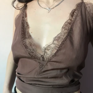 V-ringad linne - den är väldigt V ringad som ser snyggt ut på bar kropp men även med något under