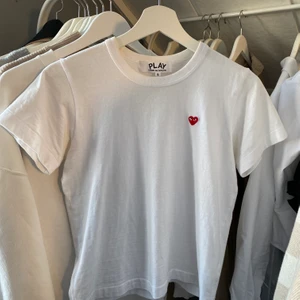 Comme des garcons play T-shirt stl S - T-shirt som är oanvänd då den tyvärr är för liten för mig!! Den skulle sitta såååå mycket bättre på någon annan😍