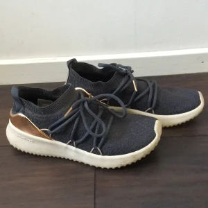 Adidas sneakers - Superfina sneakers från adidas,sparsamt använda, storlek 37.5 