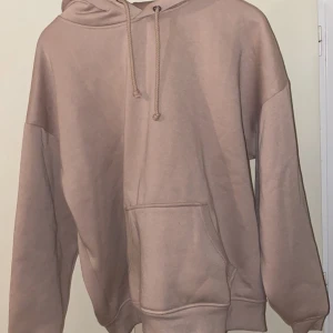 Hoodie tröja - Asså köpte denna hoodie tröja och den var för stor storlek så ångrar mig grovt 