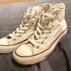 Höga vita converse  - Säljer mina vita converse som tyvärr blivit försmå💕