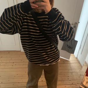 Randig sweatshirt 🧡 - Superskön sweatshirt från Pop Boutique. 