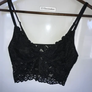 Topp - Svart topp, STRL 40 Hojta vid funderingar!🖤