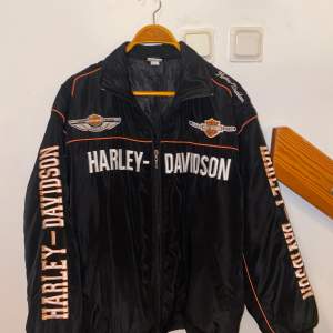 Jacka från Harley Davidson. Använd ca 2 gånger. Limited edition, köpt på en MC-träff i Spanien. !ÄKTA! Storlek L