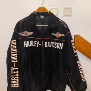 Jacka - Jacka från Harley Davidson. Använd ca 2 gånger. Limited edition, köpt på en MC-träff i Spanien. !ÄKTA! Storlek L