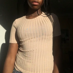 Beige ribbad tajt tröja stl. Xs - En beige ribbad tröja från H&M egna märke Divide. Tröjan är i XS men passar S. Mitt fönster har fläckar därför ser tröjan fläckig ut, men den är ren!! Aldrig använd.