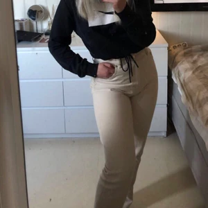 Raka jeans  - Ljusbeigea raka jeans från Lindex, jag på bilden är ungefär 1,58 men de passar även på längre personer om man vill att de ska sitta ”cropped” som momjeans. Bra skick, säljer för att dom e lite för stora, frakt tillkommer 🤍