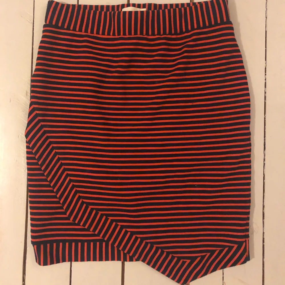 En orange-röd & marinblå randig tajt kjol i storlek S ❤️ den är köpt second hand men är från HOLLY& WHYTE . Säljer då den är lite för tajt på mig 😊. Kjolar.