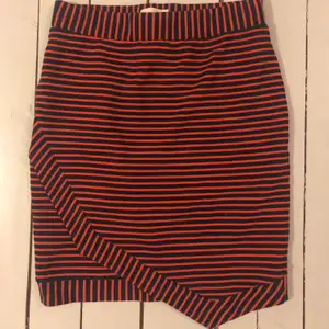 En orange-röd & marinblå randig tajt kjol i storlek S ❤️ den är köpt second hand men är från HOLLY& WHYTE . Säljer då den är lite för tajt på mig 😊