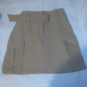 Trendig beige kjol, helt oanvänd, storlek 38, kan hämtas upp i halmstad men går även att fraktas då står köparen för leveranskostnaden