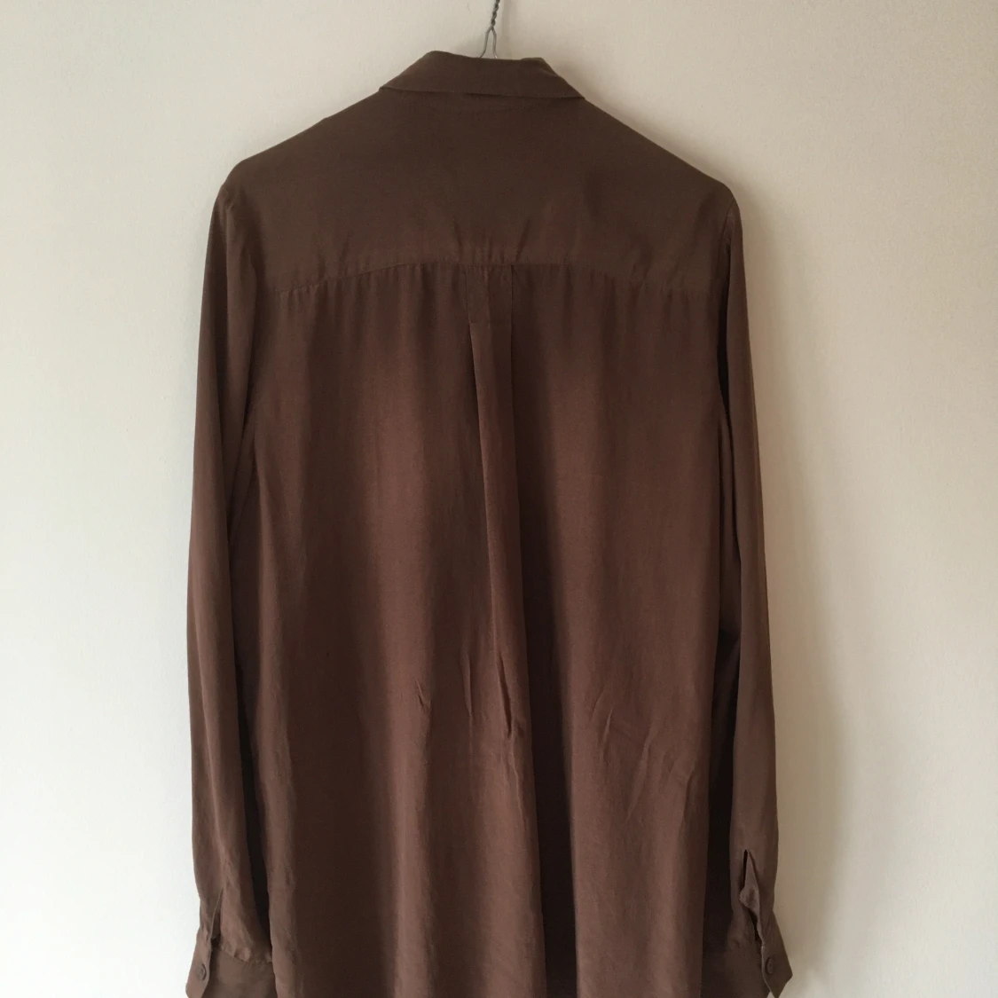 Oversize skjorta i brun sandtvättad siden - 90