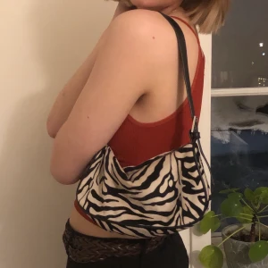 Zebra väska! - En liten väska i zebra mönster från gina! Liten nagellacksfläck på, hör av er så kan jag skicka närmre bild!  ❤️
