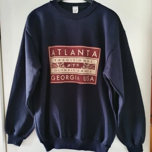 Vintage tröja - Vintage mörkblå tröja med tryck. Storlek M, tycker dock den är rätt oversize och mer som ca M/L. Fraktkostnad blir 66kr. OBS! Budgivning från 150kr (exkl. frakt) i kommentarsfältet med höjning på minst 5kr, tack! 😊 Sluttid på söndag 28/2 kl 19:15!