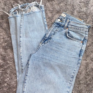 Jeans från Gina Tricot - Säljer nu mina favoritjeans från Gina Tricot i storlek 36. Byxorna är använda men är i bra skick. Säljer då dom tyvärr blivit för små för mig. ✨