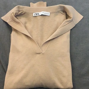 Zara tröja - Begie tröja från zara som är ur ringad och väldigt fin i färgen, endast testad 🥰