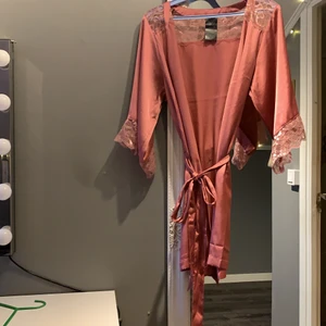 Silkes kimono  - Världens finaste kimono i slike i världens finaste rosa färg. Den är så skön att bara ta på sig efter duschen eller på morgonen,passar så himla fint nu till sommaren och är endast använd ett fåtalgånger, justerbar och passar alla, pris kan diskuteras❤️