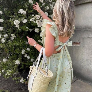 Sommarklänning från H&M  - Intressekoll(!!!) på denna drömmiga klänningen från H&M. (Första bilden är lånad) Prislappen sitter kvar och klänningen är endast testad. Den är slutsåld på H&Ms hemsida i alla storlekar förutom XXL. Osäker på om jag kommer sälja men säljer vid bra bud! Vid köp står köparen för frakt om vi inte kommer överens om annat:) Stl S och jag är 171cm