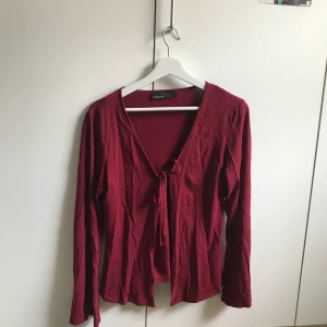 Mörkröd knytkofta - Mörkröd knytkofta i mycket gott skick. 