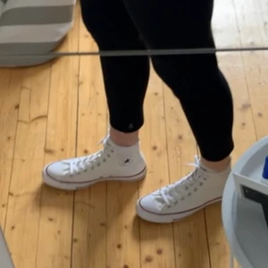 Vita Converse storlek 40 - Fina vita Converse som är sparsamt använda och i bra skick.🌼 Säljer pga att de inte kommer till användning🌸 Köparen står för frakten