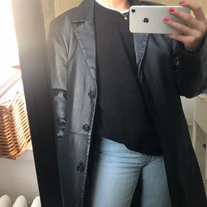 Skinnkappa  - Skinn imitation. Bra skick aldrig använd, köpt second hand.