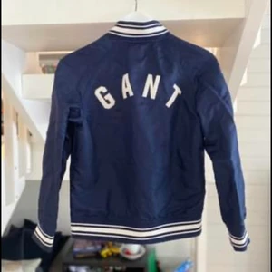 Gant - Säljer denna gant vårjackan som bara är använd i en säsong. Inga fläckar och den är inte alls sliten. Den är till barn 11-12år storlek 146/152. Hör av er om ni vill köpa🥰