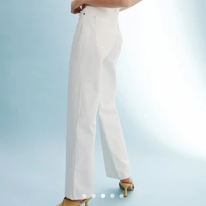 Vita jeans / Wide High Jeans  - Helt nya jeans använd bara 2 gånger. Inköpta för 299kr säljer för endast 200kr