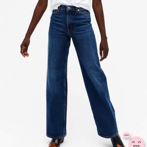 marinblåa jeans i modellen yoko från monki. använda men ändå i fint skick. säljer pågrund av att det inte sitter som jag vill ☺️. frakt tillkommer på 66kr 🦋.