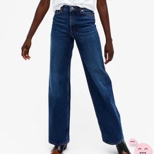 yoko jeans - marinblåa jeans i modellen yoko från monki. använda men ändå i fint skick. säljer pågrund av att det inte sitter som jag vill ☺️. frakt tillkommer på 66kr 🦋.