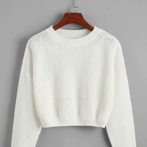 Vit stickad tröja☁️ - Vit stickad tröja. Är i bra nytt skick och använt bara 1 gång❤️🥰☁️