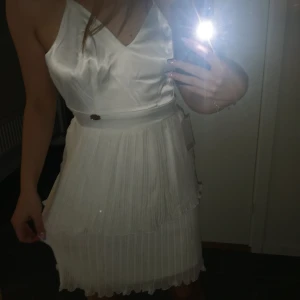 Vit klänning- Helt ny!  - En perfekt klänning för den som ska ta studenten! Vit och klassisk samtidigt som överdelen i satin gör klänningen mer festlig🤍 Funkar självklart också till en varm sommardag🤍