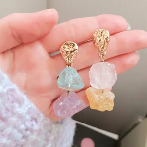 Färgglada örhängen - Färgglada örhängen med stenar som hängen från NAKD💞Örhängena hade även en 3:e sten på varje, men tog av de då jag tyckte de var snyggare såhär! Matchar även en tröja jag säljer från NAKD i likadana färger i en annan annons. Frakt: 45:- med postens blåa vadderade kuvert💌