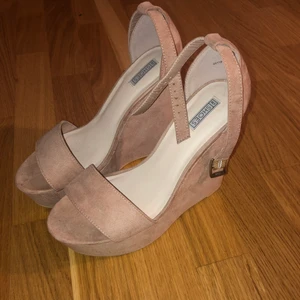 Klackskor från nelly - Använda en gång så i princip som nya! Från nelly, storlek 39. Cirka 12-13cm klack, 50kr