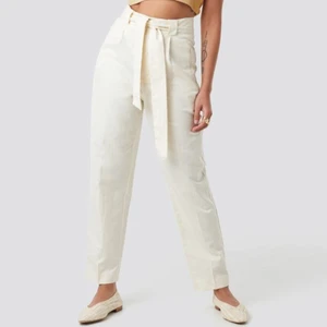 Beige/vita byxor  - Säljer mina byxor från Mango som tyvärr blivit för små, passar S/M. De är använda fåtal gånger så är i fint skick! (bilden lånad från NAKDs hemsida)