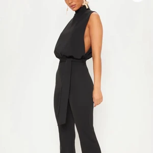 Byxdress - Säljer exakt den här byxdressen fast färgen på sista bilden💕 Bra skick använd 2 gånger 💕 Storlek S! Passar olika längder efter som man kan ”samla” tyg i midjan när man knyter den och därav kan längden anpassas💕 stretchigt material!