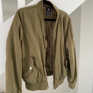 Bomberjacka grön/kaki - Bomberjacka i grön/kaki. Storlek 38. S/M. 