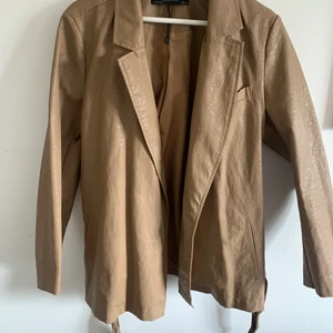 Imitation skinn kavaj Zara - ▪️jättefint skick, inga skador. Använd 2 gånger max ▪️kan skickas 