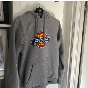 BYTE OBS lånad bild - Köpte en dickies hoddie från kill avdelning i st M! Men va för lite, använd nån enstaka gång. Nån som har en annan hoddie för ungefär samma pris men st L? 