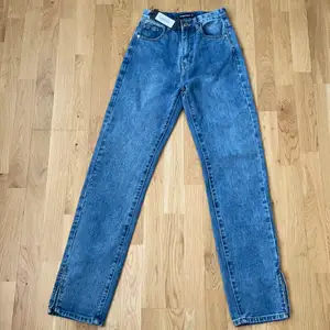 Oanvända raka jeans med split hem från Boohoo.    Storlek 34.                                                                              Pris 300kr + eventuell frakt tillkommer.                                Betalning via Swish.