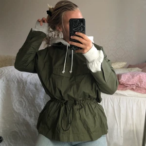 Militärgrön jacka - Säljer denna jacka/överdragströja i storlek S, som jag aldrig har använt⚡️ nypris 500kr