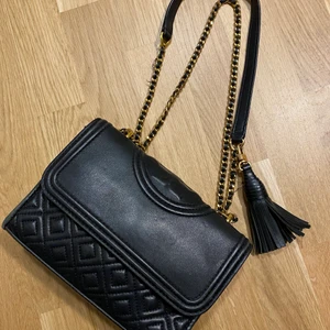 Tory burch väska äkta  - Säljer nu min jättefina äkta tory burch väska som är i jättebra skick och väldigt rymlig !