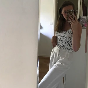 Kostymbyxor  - Kostymbyxor i linne liknande tyg från Zara. Super fina!! De är high weisted och väldigt snygg modell på. Storlek S