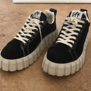 Eytys odessa canvas svart - Svinfeta eytys i TOPPSKICK! använt dom 4 gånger. köpte dom på eytys hemsida i höstas för 1600kr. Har ingen låda men dustbag och svarta skosnören medföljer. Ej prutbart pris❤️ fraktinfo står nedan