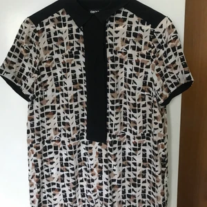 70s blus  - En DKNY blus/skjorta som tyvärr är lite liten för mig. Det ska va en M men jag tycker den sitter lite tight i ärmarna. Annars super skick, alla knappar finns!