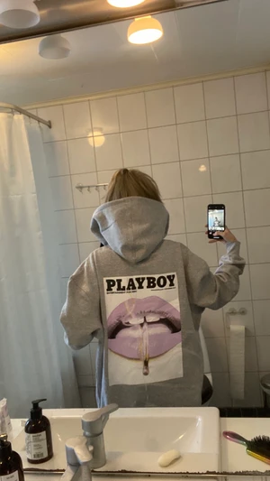 Playboy hoodie - Väldigt oversized hoodie. Storlek 32. Säljes pga den var för oversized för min smak. (Utlagd igen pga oseriös köpare). Bud om flera är intresserade annars säljes för 350kr inkl frakt