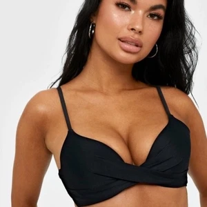 push up bikini från Nelly  - såå fin, svart push up bikini överdel från Nelly🤎 storlek 75B men något liten i storleken 