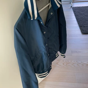 Varsity jacket - En schysst Varsity jacket med coolt tryck på baksidan. Storlek S men funkar även XS. Unisex. 😎