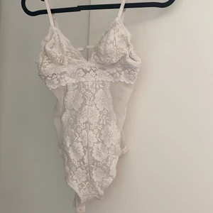 Spetsbody  - Jättefin body som tyvärr är för liten för mig. Storlek XS, säljer den för 60kr+frakt (60kr därmed så 120kr).