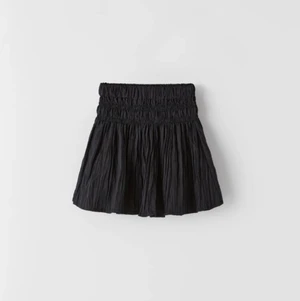 Puffig kjol  - Puffkjol från Zara Barn men som ni ser på sista bilden så är den inte för kort. Str 164 barn men tror den skulle passa bra på någon som var upp till 170 också, tyget är lite prassligt, man ser bäst på andra bilden. 