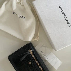 Balenciaga plånbok - Plånbok från balenciaga i fint använt skick. Kvitto, dustbag och originallåda följer med!🙌🏼💘